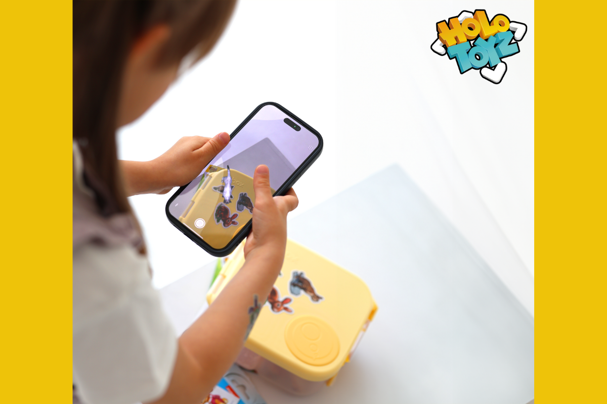 Dziecko z tatuażem AR HoloToyz patrzące w telefon