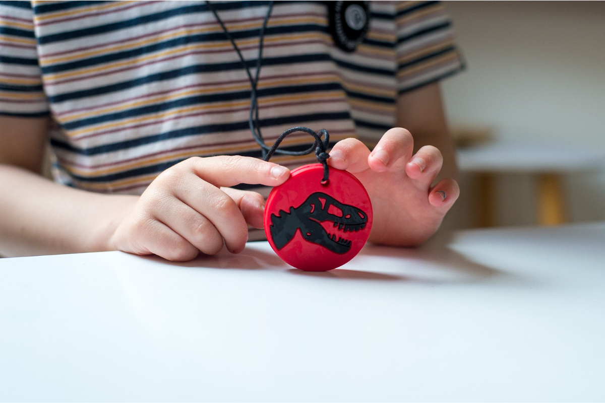 Uczeń z wisiorkiem antystresowym Jellystone Designs – Robot