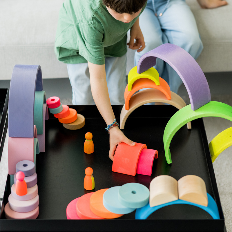 Tęcza Grimm’s 10 elementów Neon Pink – drewniana tęcza Montessori dla dzieci 3+