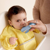 b.box fill+feed Silikonowa miseczka z pokrywką do karmienia niemowląt i dzieci lullaby błękit
