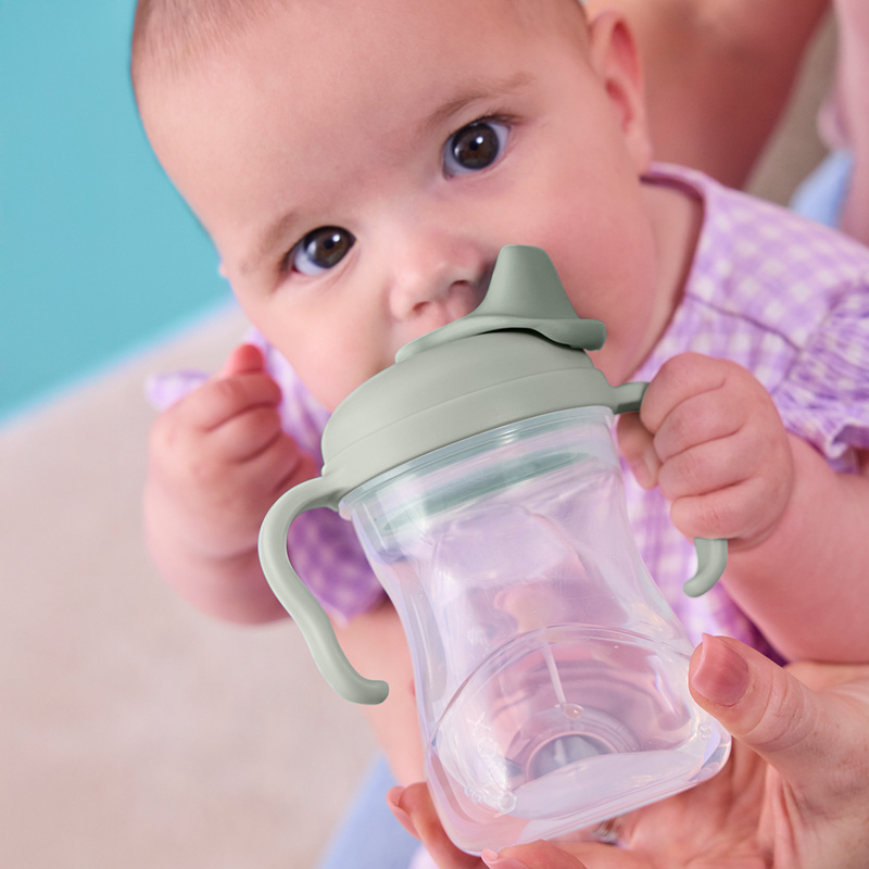 b.box Kubek z miękkim ustnikiem 4m+ błękitny – niekapek do nauki samodzielnego picia, OUTLET