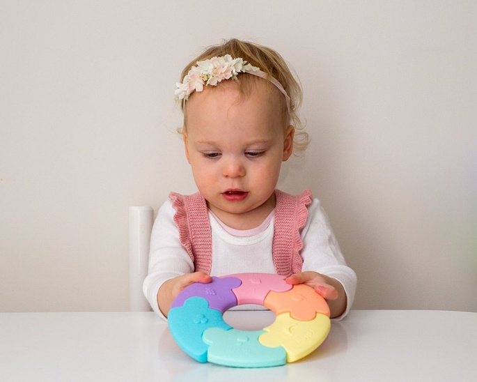 Pierwsze puzzle sensoryczne dla niemowlaka kółko Jellystone Design pastelowe, OUTLET