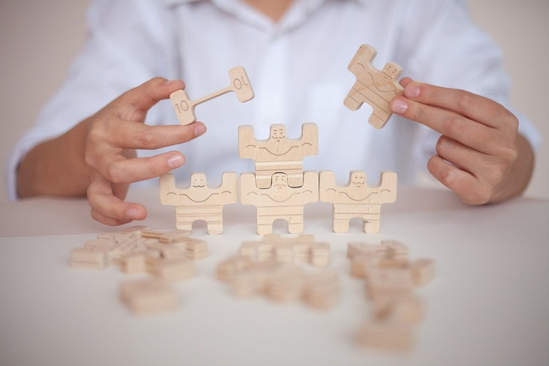 Drewniana układanka, równoważnia CYRKOWI ATLECI, kolor naturalny, Babai, EKO