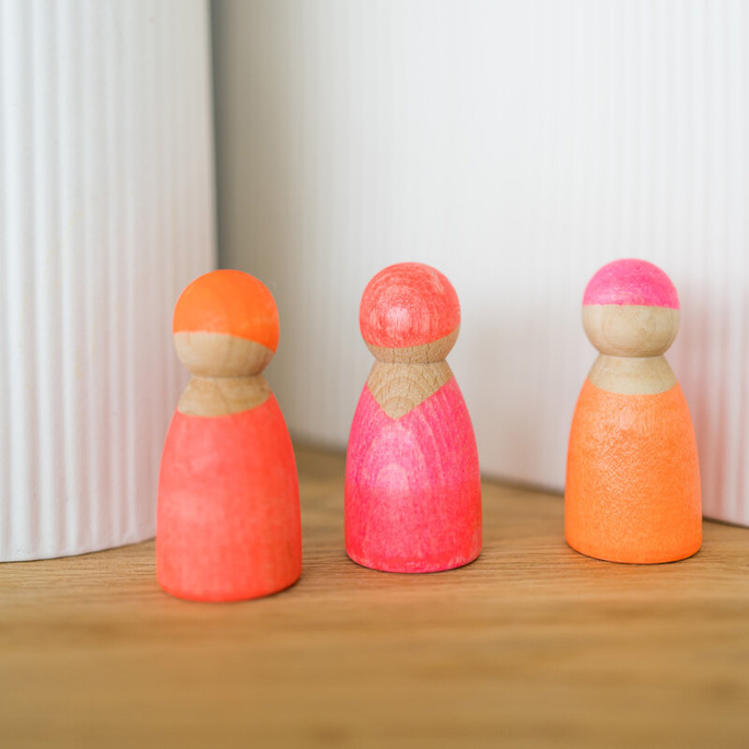 Grimm’s Przyjaciele Drewniane figurki do zabawy dla dzieci – drewniane ludziki Montessori 3 szt. Neon Pink