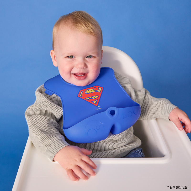 Superman by b.box Zwijany śliniak silikonowy z otwartą kieszonką – miękki śliniak dla dziecka i niemowlaka