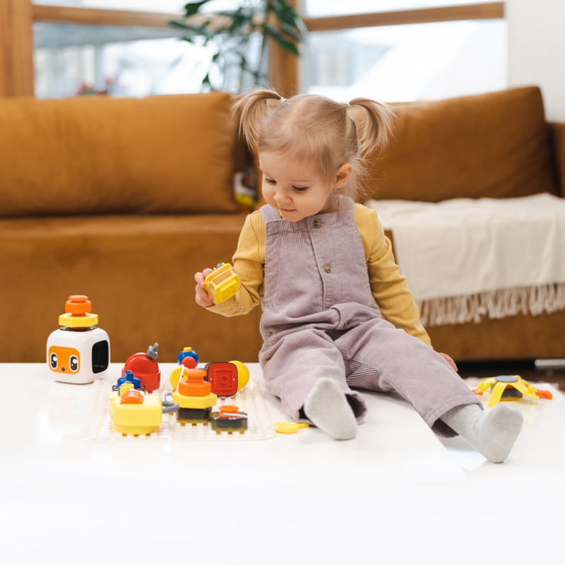 TOPBRIGHT Tablica manipulacyjna Montessori dla dzieci - z kostką i doczepianymi elementami 12 mies.+, OUTLET