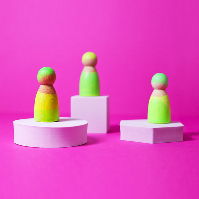 Grimm’s Przyjaciele Drewniane figurki do zabawy dla dzieci – drewniane ludziki Montessori 3 szt. Neon Green