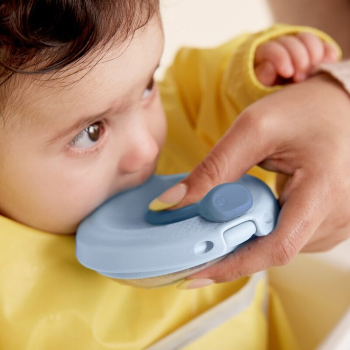 b.box fill+feed Silikonowa miseczka z pokrywką do karmienia niemowląt i dzieci lullaby błękit