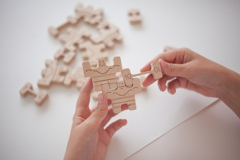 Drewniana układanka, równoważnia CYRKOWI ATLECI, kolor naturalny, Babai, EKO