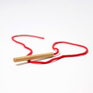 Drewniana Igła ze sznurkiem, Grimm's